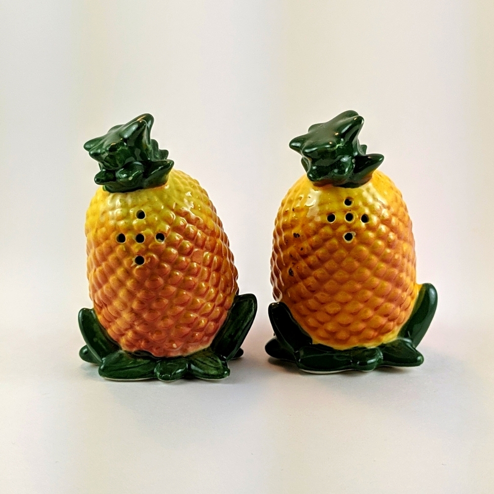 VINTAGE PINEAPPLE CERAMIC S/P SHAKERS 1960'S
